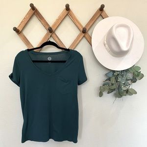 V neck with pocketed front T-Shirt - Emerald color